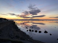 とりあえず日の出前に鵜ノ崎海岸に到着。
最初に場所取りしたところからは日の出の位置が微妙な感じだったので、鵜ノ崎海岸の東端に移動することに。