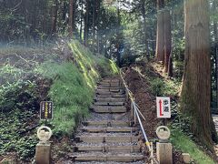 293号線から一方通行で鷲子山上神社への入口の道があり、駐車場に車を止め歩きます。