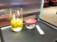 今日は９時３０分発の小松空港行に乗ります。
早い時間の方が京急電車も空いているし、どうせ眠れなくて悶々としていたので、早くにホテルをチェックアウトして羽田にやってきました。
食欲があまりないのでアイスと冷たいお茶。
いつもはハーゲンダッツのアイスは２種類あるのに、グリーンティーしかありませんでした。プリン味どこ行った？
