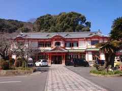 楼門を潜り抜け、国の重要文化財に指定されている
武雄温泉新館の建物の中に入って観光します。