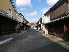 内子のこの通りは日本の道100選にも選ばれている。
しかし、観光地のはずなのに、日曜日なのに人が少なすぎるような…。
ゆっくりできるのはいいんだけどね。
クリスマスだから？
