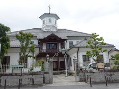　白雲館。明治１０年に八幡東学校として、当時のお金６千円で建築されました。