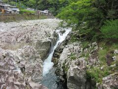 「道の駅　瀧之拝太郎」から徒歩数分で名前の由来ともなった「滝の拝」があります

「滝の拝」は古座川の支流小川にある渓流爆で高低差は約8mあります。
水量も多く中々の迫力です