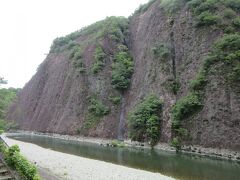 此方が主役の「一枚岩」
高さ150m、長さ800mにも及ぶ日本最大の「岩」との事

世界最大とも言われる「エアーズロック」（実は最大ではありません）は超有名な観光地ですが、日本最大の「一枚岩」は何方かと言えばマイナーな存在で観光客も皆無でした。
先程の「滝の拝」同様に地理的要因が足かせになっていると思われます。