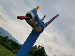 馬籠宿の近所の山道をかなり登っていくと着きます。かなり、シュールなオブジェがお出迎え。子供泣くぞ。