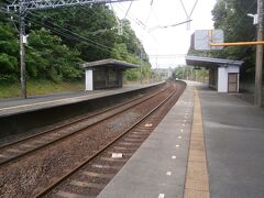  次駅の朝熊駅で下車してみました。山間ののどかな駅です。朝熊駅は快速急行および急行の停車駅になっていますが、そもそも五十鈴川から先はほとんど運行されていません。