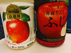 新幹線の改札口入った中は系列が違う左の果汁20％とJR東日本おなじみAcureのストレート果汁。ストレート果汁のほうが好きということは新幹線改札入る前に購入せねばなりません。