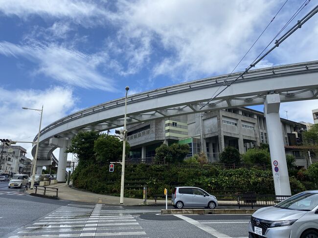 首里城公園からはまたモノレールで移動。<br /><br />楽しみにしていたやちむん通りへ！<br /><br />やちむん＝焼き物のこと。<br /><br /><br />お店としてはそんなに大きい規模の店舗は<br />ないのですが、<br />お洒落なお店が多く、<br />置いてある陶器の種類も多いのです<br />その中から気に入った物を探す<br />楽しさがあります。<br /><br />石造りの道をゆっくり歩くだけでも<br />気持ちがわくわくします！