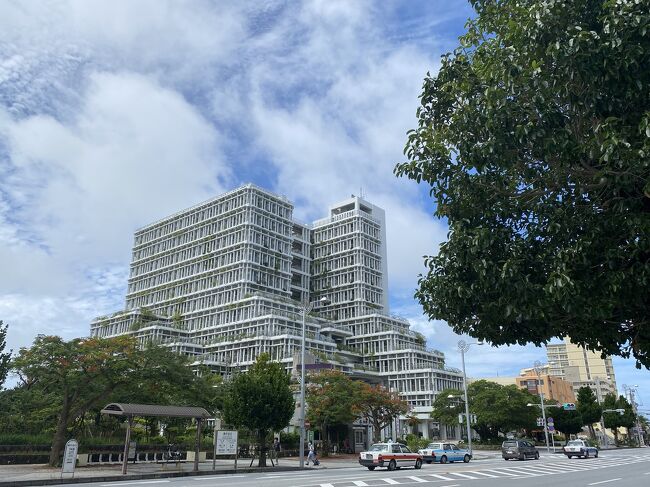 建築家の国場幸房氏が設計した<br />那覇市役所。<br /><br />インパクトのあるかっこいい<br />建物だと思います^ ^<br /><br /><br />インパクトのあるかっこいい<br />建物だと思います^ ^<br />　<br />壁面やバルコニーにはグリーンが<br />取り入れられていて、<br />6階の中庭部分は<br />大きな吹き抜けになっていますよ♪