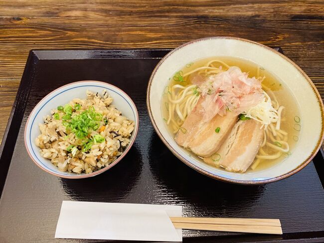 おそばはお肉が柔らかくて<br />お出汁が効いたスープが<br />美味しかったです♫<br />　<br />写真ので中サイズになります。<br />　<br />ジューシーもいっしょに頼んだので、<br />かなりお腹いっぱいになりました！<br />　<br />デザートに和三盆黒蜜がかかった<br />杏仁豆腐を頂きましたが、<br />こちらもあっさりした甘さで<br />するっと食べられました^ ^