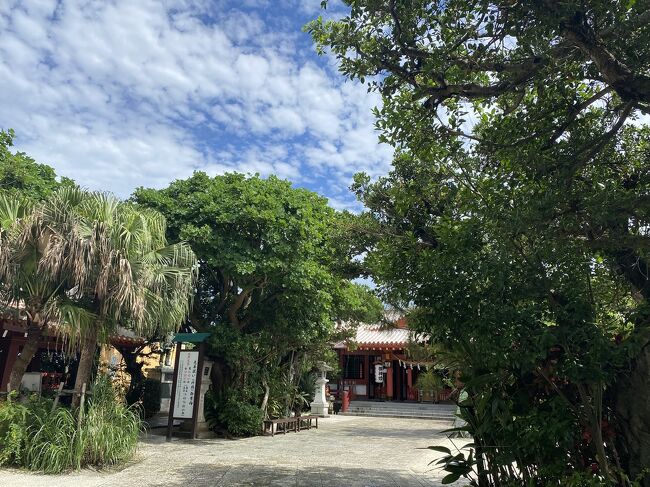 琉球瓦に朱塗りの、沖縄らしい神社です。<br /><br />縁結び・安産・旅行安全・子孫繁栄・延命長寿の<br />信仰が深い神様なんだそう。