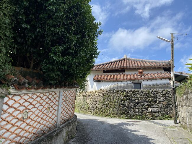 国の重要文化財に指定されている<br />新垣家住宅にある登り窯で、<br />上焼(じょうやち)と呼ばれる陶磁器を<br />1974年まで焼いていた窯なのだそうです。<br />　<br />壺屋統合（1682年）後に造られた<br />共同窯で、<br />300年以上の歴史があります。<br /><br />　<br />↑見学に行くと、<br />この辺りの説明をしてくれる<br />動画を見せてもらえます^ ^