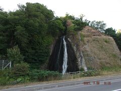 日暮れの滝