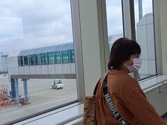 先月、空港で寒かった教訓を生かして薄手の長袖（笑）
先月の様子はこちら
https://4travel.jp/travelogue/11756494
新千歳は実に気持ちのいい空港です。
