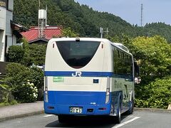 軽井沢駅バス乗りば5番より
横川駅までJRバス。
軽井沢駅14時15分発　
横川着　14時49分着。
結構、乗車する人が多く、
座席は3分の1程度、うまっています。
碓氷峠をくだり続け横川駅へ。
