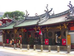 そのまま進むと見えて来たのはティアン・ホッケン寺院。19世紀、この辺りは海に面していたそうで、海の女神である「媽祖」を祀る中華系最古の寺院とのこと。
屋根の上にある龍の彫刻や、軒下の装飾など、どれも精巧で見事です。