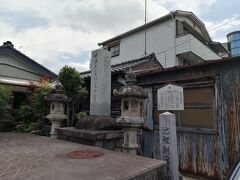 東海道に出る手前に本陣跡見っーけ。
なんかせせこましい所にそれを示す石柱と案内板が…。
隣りには「明治天皇聖蹟」。