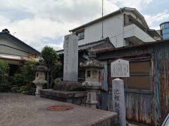 東海道に出る手前に本陣跡見っーけ。
なんかせせこましい所にそれを示す石柱と案内板が…。
隣りには「明治天皇聖蹟」。