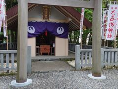 すぐ隣の佐瑠女神社。
こちらは芸事の神様がいるようで、
芸能人の旗がたくさんありました。