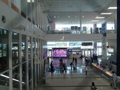 ロビーを覗いてレンタカーカウンターを確認します。