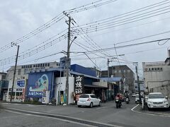早川橋を渡ると、小田原漁港の飲食店が並んでいます