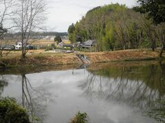 こちらは湧水で知られていますが、その水で堤が作られており、金栗さんは生前ここでよく泳いでおられたそうです。
堤のさきに、金栗四三住家が見えます。
現在、この周辺はボランティアの方々が整備されて、遊歩道のある公園になっています。