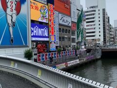 また心斎橋商店街に戻って、テクテクやってきました戎橋～(´▽｀)
これぞ大阪！！
数年前にも来た事がありますが、その時より少し空いていた印象。
海外の観光客の方がいないからなんだろうな～という感じ。

大学生はこういう買い物がいいんだろ？と
ふらふらアメリカ村を歩いて見てみたけれどいまいち欲しい物が無かったようで、
「もっとザ・観光スポットってとこ行かない？」
と言われたので心斎橋のマルイでトイレに寄りつつ検索検索。

電車乗って海遊館に行こう！
とノリで提案したら行きたいと即答されたのですぐに地下鉄に向かいます。
時すでに１６時すぎです。

意気揚々と切符売り場に向かう途中で
「！！！！！お母さん！！！！！」
というので何事かと息子を見るとカバンが無いと顔面蒼白でジェスチャーしてるじゃないですか(;・∀・)

「さっきのトイレだっ！行ってくるっ！！！」

と言い残し、１２年のサッカーで鍛えられた脚力をフルに使い
猛ダッシュで地上へ階段を駆け上がって行ってしまった息子。

出たばかりのバイト代全財産を入れてきた事を行きの車で嬉しそうに話してくれた事が今
こんなにプレッシャーとなって跳ね返ってくるとは(´;ω;`)



