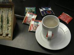 １２月２８日（水）昨夜、コンビニで買ったサンドイッチと紅茶を宿泊したウエスト・プラザ・ホテルの部屋で食べる。部屋には電気ポットと紅茶のティーバッグ、砂糖、ミルクが備えられている。食後、ホテルから歩いて３分のウィリス・ストリートのバス停を午前７時１５分に出発するエアポート・フライヤーでウェリントン国際空港に向かう。