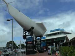 ザ・シェイクスピア・ホテルから北に歩いて１０分程でニュージーランド海洋博物館に着く。博物館の入り口には写真の白い巨大なKZ１が飾られている。１９８８年のアメリカズカップのニュージーランド対アメリカ戦で使われたニュージーランドのヨット。