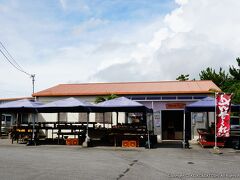 つづいて「やちむんの里」へ。
やちむんとは、沖縄の焼き物、陶器のことです。
写真のような工房直営のお店やギャラリーが集まった場所です。