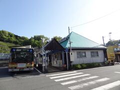 駅前には観光案内所と‥