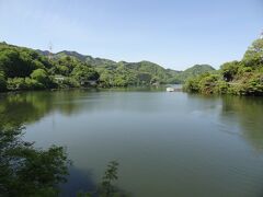相模湖大橋から相模湖を眺めます。

相模湖は、横浜市・川崎市・相模原市などへの上水道、京浜工業地帯への工業用水、水力発電・洪水調節・灌漑用水・レジャーに利用される人造湖です。
