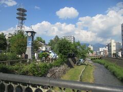女鳥羽川を渡りました。松本城はすぐそこです。