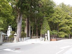 15：07　一の橋
ここが奥の院の入り口です。奥の院まで２キロあるそうです。
予想はしてましたが、人の気配がありません。
