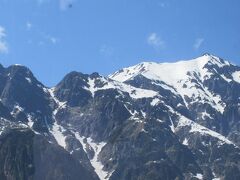 カナデイアン・ロッキーでもこんなの見ましたね。
主峰奥穂高岳３１９０ｍ、は富士山、北岳に次いで日本で3番目の高さ。
日本百名山、花の百名山です。槍ヶ岳とともに槍・穂高連峰ともいわれています。
「馬の背」と呼ばれる登山の難所もあるそうですよ。

