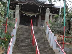 東間浅間神社は、富士山の祭神を祀る神社です。
不審火により本殿は全焼してしまい、再建されました。

こちらは、「初山参り」ができるところとして地元の方に愛されている神社。
歳の誕生日前の赤ちゃんが、毎年6月30日・7月1日にお参りして、すこやかな成長を願って赤ちゃんの額に朱印が押され、お札やうちわを頂くそうです。