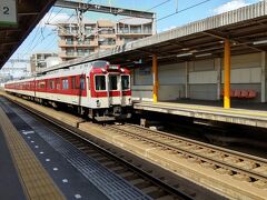 ●近鉄/北田辺駅

向かいには、準急の河内長野駅方面の列車が入ってきました。
お馴染みの赤と白のツートンカラー。
近鉄の基本デザインですね。
この辺りは、線路がずっと高架なので、ちょっと高い目線から大阪の街を眺めながら走ることが出来ます。
是非、ご乗車ください。
