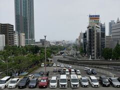 2人と別れ、私は新神戸駅へ。

駅前の駐車場には、へぇ、こんなにたくさんの車！