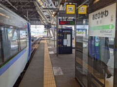 旭川駅では約３分停車します。
ハイスペックな駅ですが、駅名標はガラスに貼り付けているものしかありませんでした。