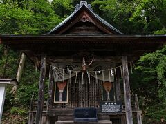 下にある“厳島神社”は美しい霊妃のお告げによるものと伝えられ、社殿造営中は霊妃に従う童女たちが姿を現し、人夫達に小豆ごはんを振る舞ったそうで、この小豆ごはんがいくら食べても減らなかったことから飯盛という地名になった。
創建は南北朝時代の1381年-1383年といわれ、地域の豪族：石塚・石部・堂塚の3家により社殿が造営されたのがその始まりとされていている。