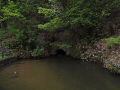 戊辰戦争で白虎隊が鶴ヶ城の情勢を確認するため、飯盛山に向かう際にこの150ｍある洞穴を通過したのは有名な話で、会津平野のかんがい用水として猪苗代湖から通水した用水路建設は1623年に着工し、最後に造られたこの“戸ノ口堰洞穴”は1835年に完成した。
ちなみに現在でも農業や工業用水に使われていて、私たちが訪れたときは鴨が悠々と泳いでいた。