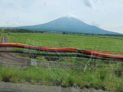 走行中の左側に富士山が見え隠れしてきましたので、何とか一枚撮る事が出来ました
