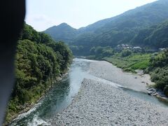 徳島道　井川池田ICで下り、吉野川に沿って川を上っていきます