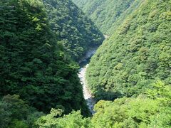 すごい景色です。四国山地は、西日本最高峰の石鎚山と二番目の剣山が鎮座していて、急峻な地形が作り出す渓谷は、それまた深く
