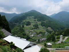 見えました、落合集落
東祖谷のほぼ中央、周りは山深い土地なのに、ここだけぽっかりと斜面に集落が広がっています。
集落の高低差は３９０mもあるそう。