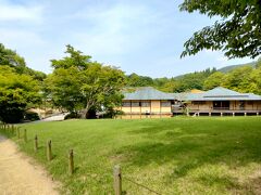 空港でレンタカーを借りて最初に訪れたのは、きれいなアジサイが見れる三景園へ。
うろ覚えで空港の近くとまではわかっていたのですが、カーナビに電話番号をセットすると１０キロほど走って到着したのはなんと老人ホーム。
三景園違いのようでした。
再びセットして案内された先はなんと空港のすぐ隣でした。
歩いても１０分もかからないところを往復２０キロ近くドライブしてしまいました。
やはり事前チェックしないとだめですね。