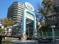 ここです。ここでチケットを購入します。料金は大人片道2200円、まてよ宮島口経由の「ひろでん」電車とフェリーだと450円か。うーん、まあ乗り換えの面倒とリバークルーズを考えればやむを得ない。帰りは電車で帰ろっと。