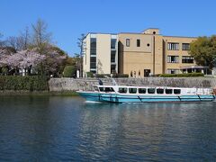 我々が乗る船がやってきました。何本もの橋をくぐるため、薄い船体をしています。従って座席は比較的水面に近いところにあります。
船の向こうに見える建物は被爆建物であるレストハウスです。