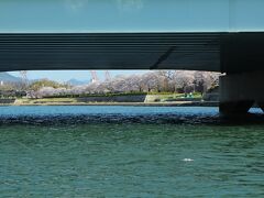 そして原爆投下の目標とされたＴ字型の橋、相生橋をくぐって大きく左旋回して本川に進み、これを下って海に出るようです。