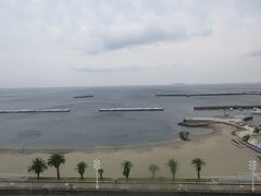 目の前にはサンビーチが広がっています。今日は水平線と空とがくっきり分かれて見えます。天気が良ければもっと海が青くてきれいでしょうね。